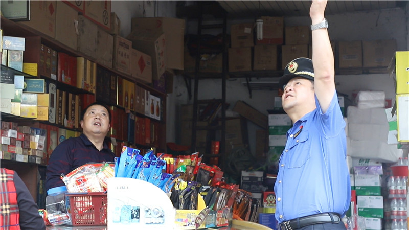 户外广告设施安全隐患排查 违规广告牌将限期拆除.mp4_20200528_151004.470.jpg