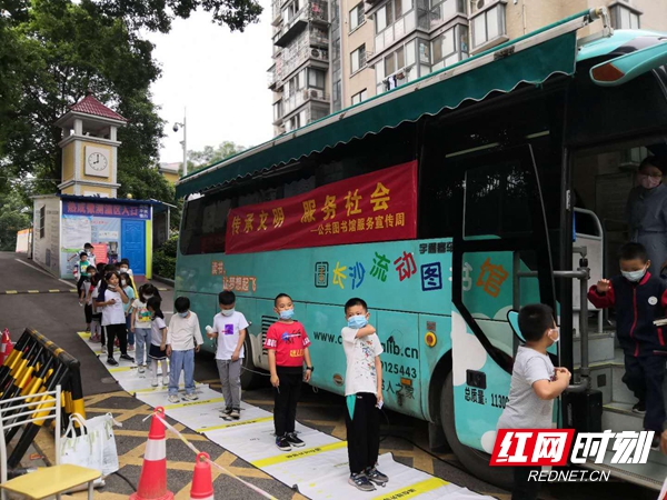 5月27日上午,长沙图书馆的流动图书车开进了长沙博才西湖小学.