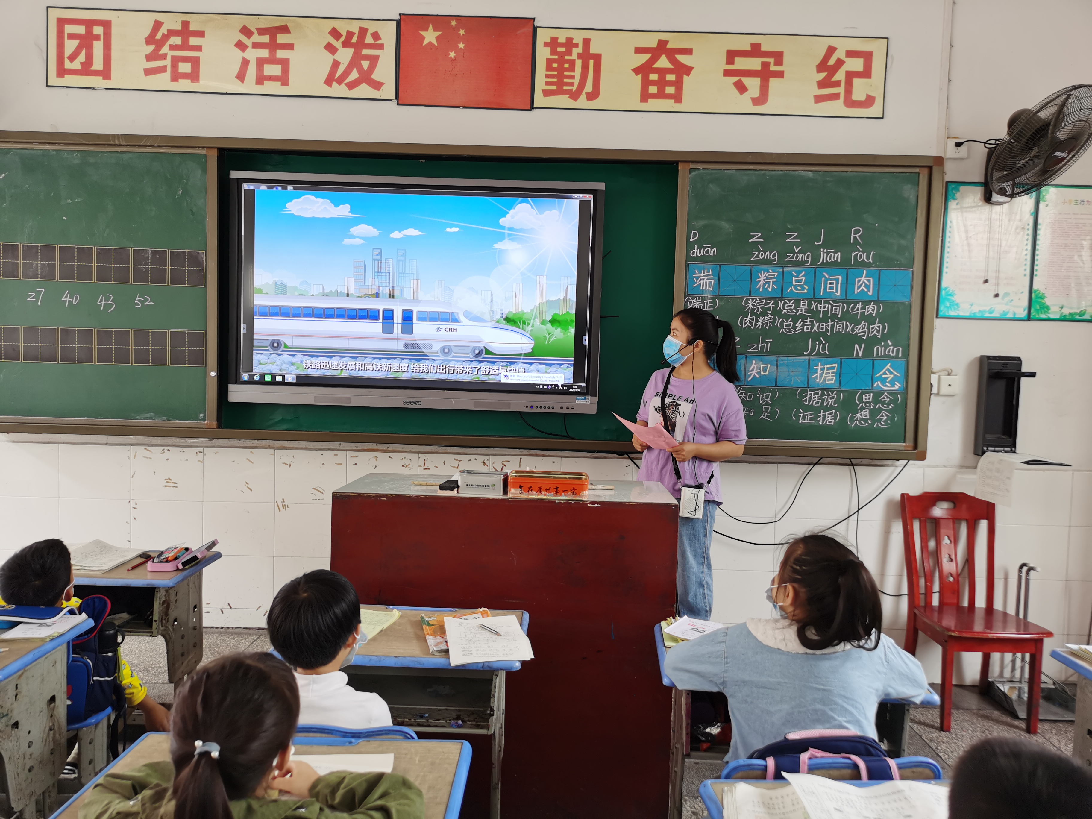 在室内观看视频再次加强铁路知识完全教育（张丹 摄）.jpg