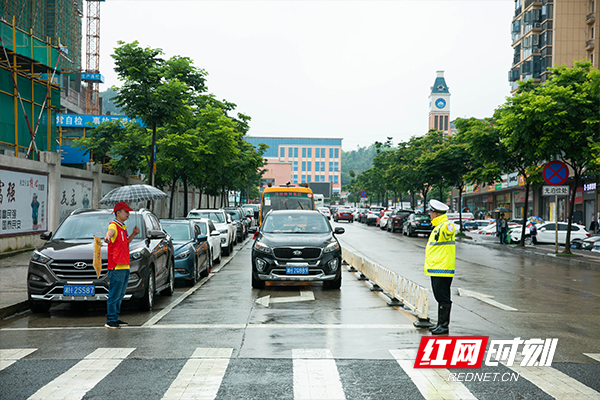 交警与志愿者共同维护校门交通秩序。.jpg