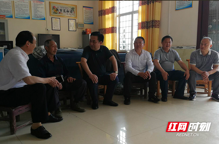 走访贫困户2.jpg