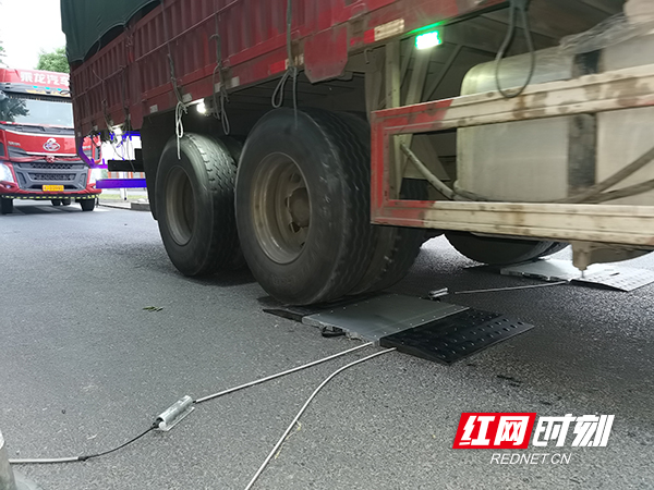车辆从称重仪上开过便可以不停车称重.jpg