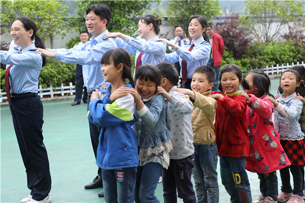 税务干部向青竹村小学赠书，与孩子们开展趣味活动_副本.jpg