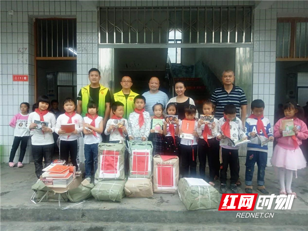 武冈市黄茅完小300多名读书郎喜收“特殊礼物”_副本.jpg
