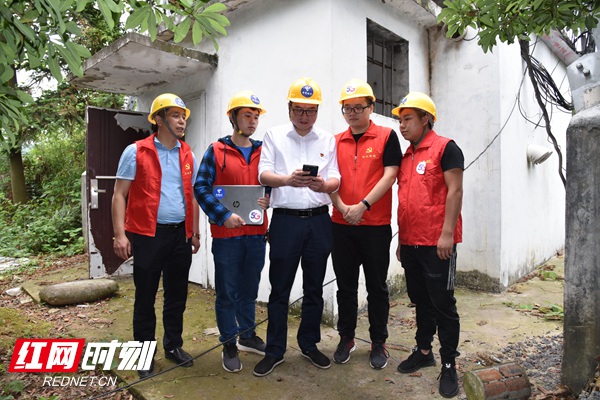怀化分公司维护岗位的党员干部积极参与网络优化建设，在偏远地区基站开展资源清理整顿，进行4G信号测试。_副本.jpg