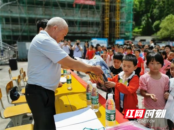 桂东县税务局及北湖区扶贫队为桂东县新坊乡龙溪小学圆梦微心愿。（摄图 姜宇雯）.jpg