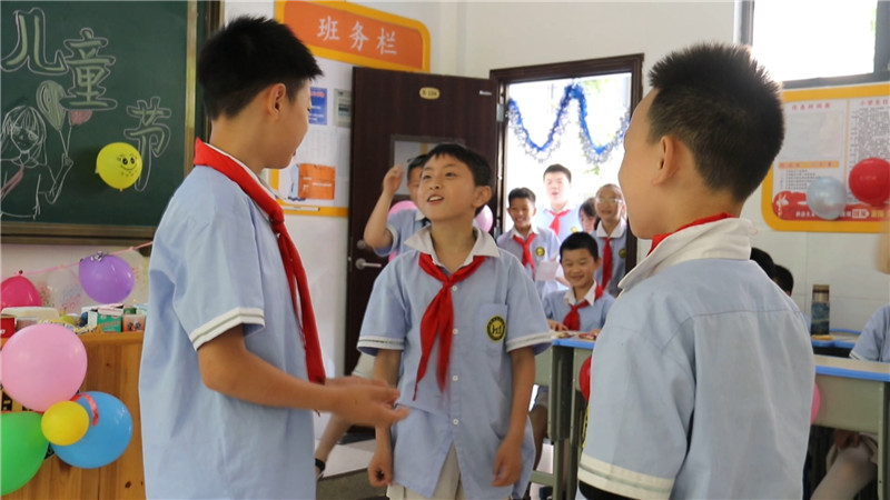华都小学：多彩活动活动过六一.mp4_20200601_163635.908.jpg