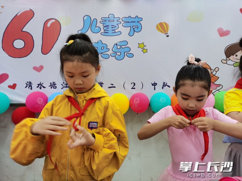 开福区清水塘江湾小学学生在专注地比拼系红领巾。全媒体记者 舒文 摄