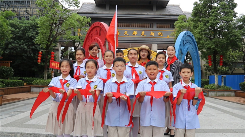 华都小学：多彩活动活动过六一.mp4_20200601_163502.981.jpg