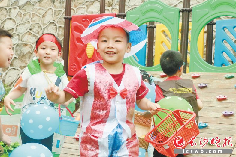 　　白沙乾城幼儿园，小朋友们穿着自制环保服饰到处“寻宝”，玩得好开心。                                长沙晚报通讯员 续晓旋 供图