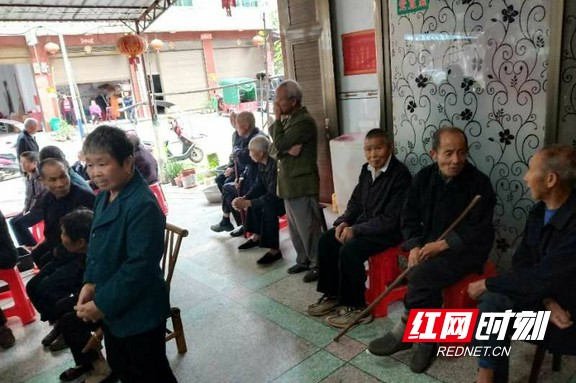 老人正在等待体检。.marked.jpg