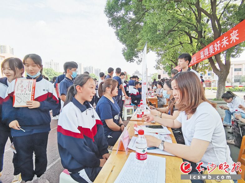 近日，明德雨花实验中学举行模拟招聘会。图为学生在招聘展位前面试。长沙晚报全媒体记者 舒文 摄