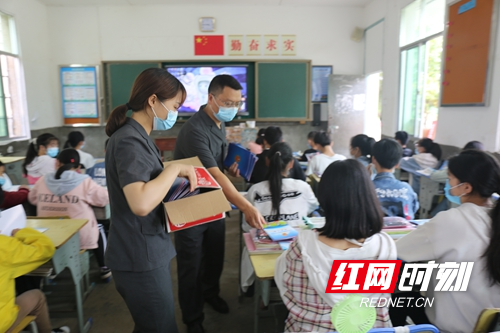 靖州法院干警为学生发放宣传手册并送上爱心学习礼包 (1).jpg