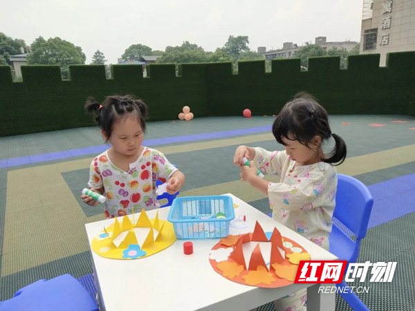 孩子们自制配饰  图片来源：芙蓉区东岸锦城幼儿园.jpg