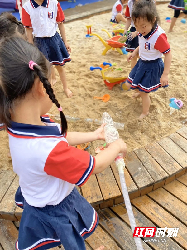孩子们俨然是一个个小小设计师，引水、挖渠、储水，探索沙水的流动。.jpg