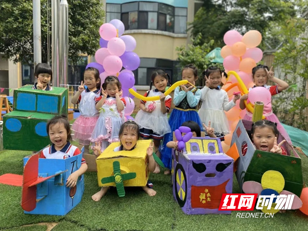 活动打开了孩子们科技探索的神奇大门。图片来源：芙蓉区东岸锦城幼儿园.jpg