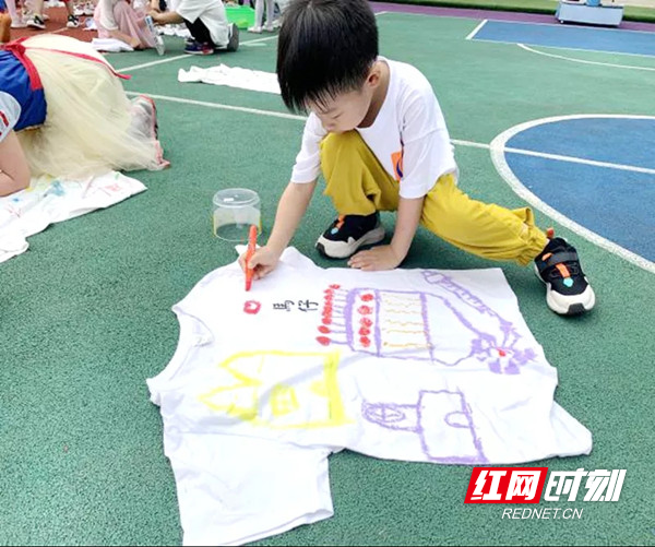 农园路幼儿园中班的孩子们在老师的带领下手绘作画.jpg