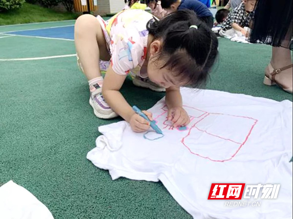 孩子们为感谢抗疫英雄手绘的大蛋糕和房子。图片来源：芙蓉区农园路幼儿园.jpg
