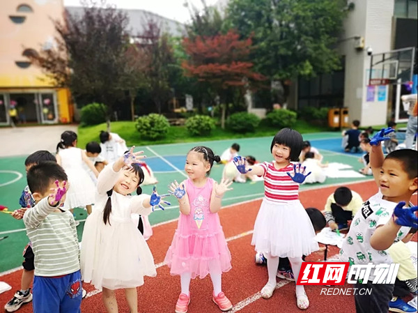 快看，我们的小手丫也染上了炫彩的颜色！图片来源：芙蓉区农园路幼儿园.jpg