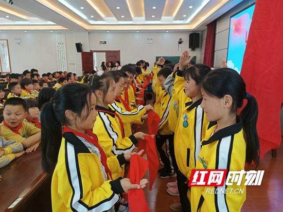 戴上了鲜艳的红领巾，面对队旗，他们庄严宣誓。.jpg