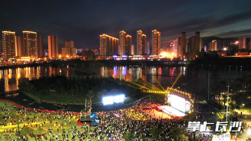 5月30日晚，长兴湖畔，浏阳首届长兴湖沙滩音乐节欢乐开唱。长沙晚报通讯员 彭红霞 摄