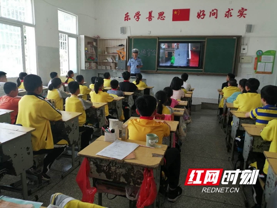 武陵源二中1302名学生直播观看“知危险 会避险”交通安全体验课。.jpg
