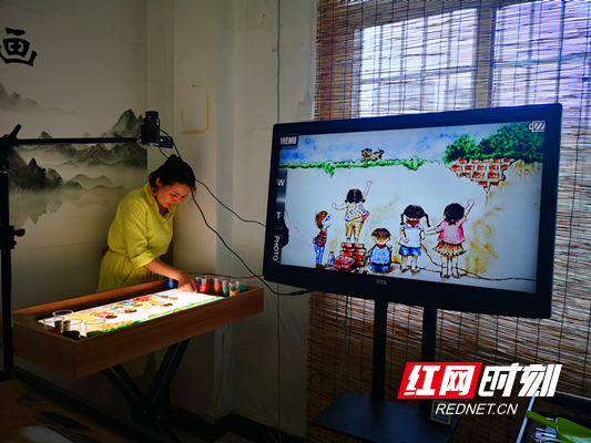 火星街道曾家坪社区关工委开展“童趣满屋 绘快乐童年”活动，教授外来务工人员子女沙画.jpg