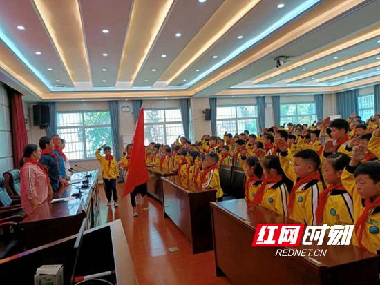 武陵源区第二中学118名新队员光荣地加入了中国少年先锋队.jpg