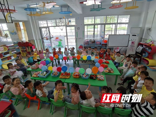 武陵源区索溪中心幼儿园的老师们为孩子谋划了“美食共享会”。.jpg