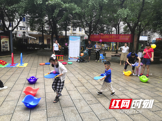 火星街道曾家坪社区关工委开展“童趣满屋 绘快乐童年”活动，开展亲子活动.jpg