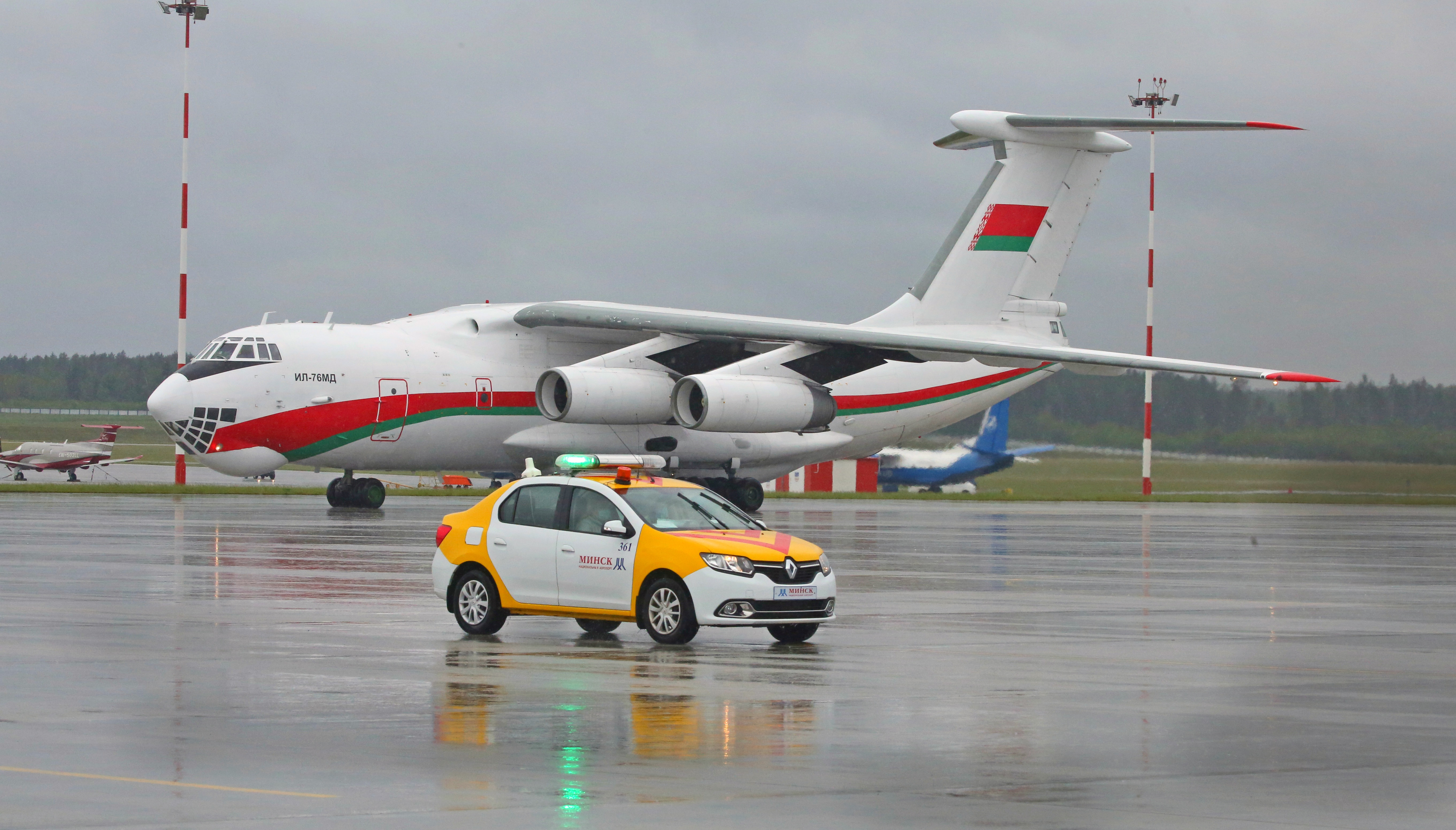 6月2日上午,在白俄罗斯明斯克国际机场,一辆地面引导车引导一架伊尔