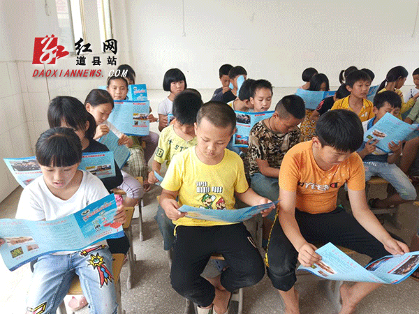 孩子们阅读宣传资料-了解禁毒知识.gif
