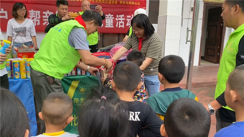 关爱留守儿童 阳光公益在行动.mp4_20200603_153435.303.jpg