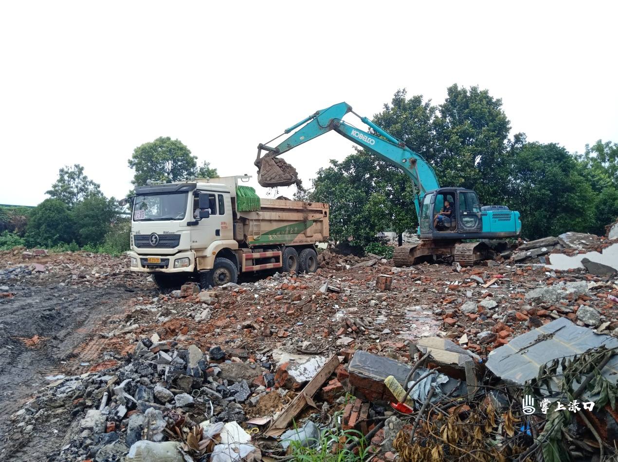 为彻底解决此问题,区征地工作中心深入全区建筑垃圾现场,逐个地块进行