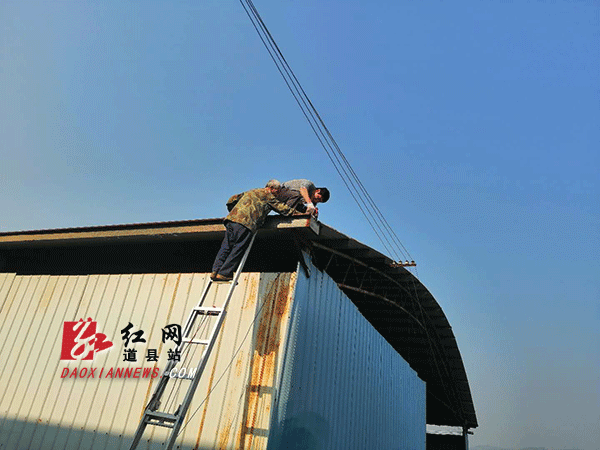 拆除铁路沿线违章建筑.gif