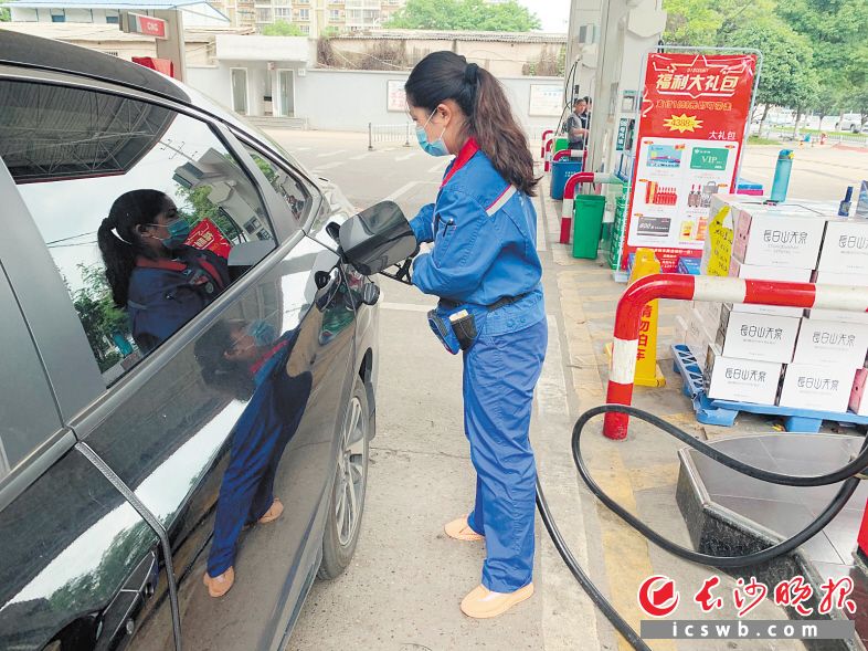 中国石化长沙分公司疫情防控期间坚持“不涨价不断供不打烊”,全力以赴抗击疫情。 李金 摄