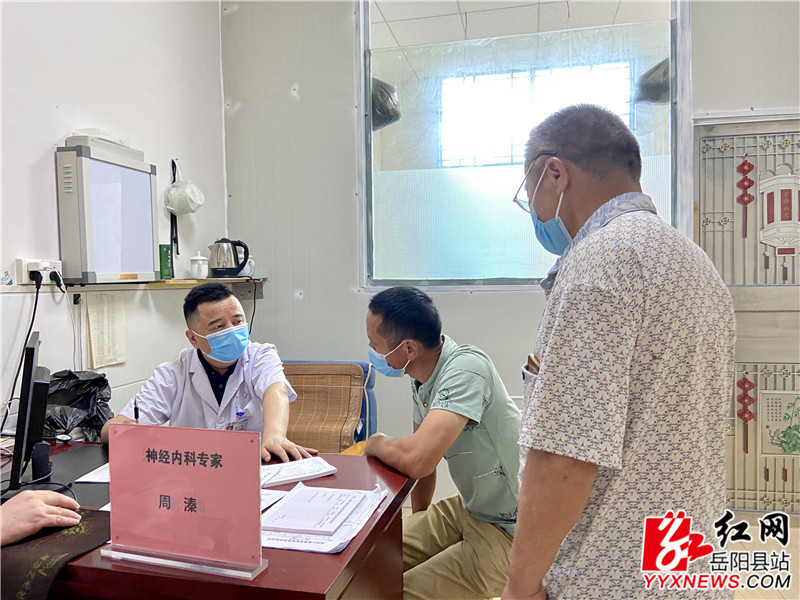 医疗1 市一人民医院专家耐心解答患者问题.jpg