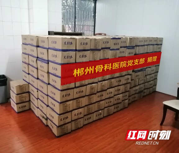 骨科医院捐赠的一万瓶矿泉水.wm.jpg