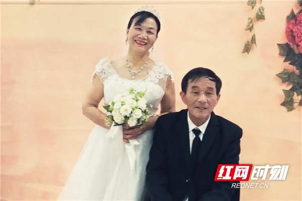 老人们满脸羞涩又难掩笑容.jpg