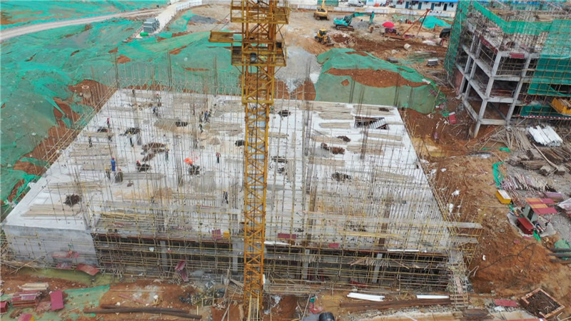 鹤城区芙蓉学校项目建设进展顺利 8月前建筑主体全面完工（半成品）.mpg_20200605_162204.555.jpg