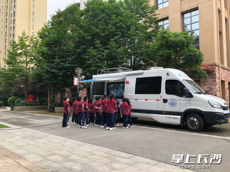 长沙市科普大篷车开进开福区第一小学，吸引孩子们围观。均为通讯员供图