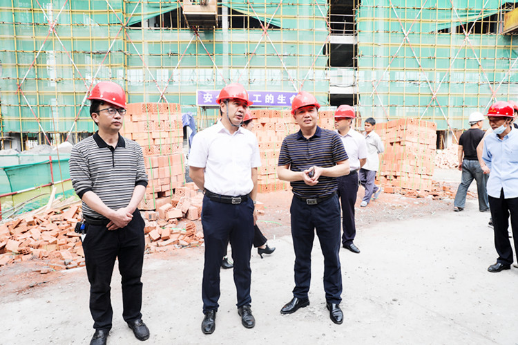 羅成輝先後來到資興市四完小,鯉魚江中學新建教學樓,瞭解項目建設