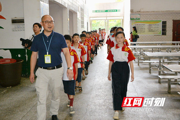 京剑学校学生在老师的带领下排队、错峰就餐。.jpg