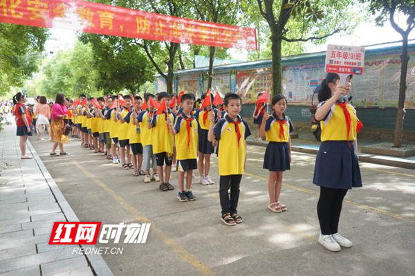 凤凰小学学生排队放学。.jpg