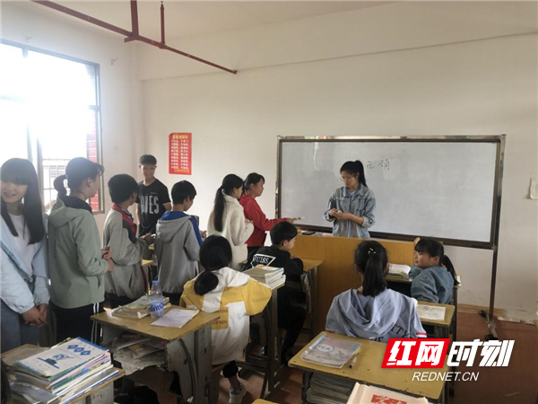 水浸坪中学开展“一元捐”爱心活动_副本.jpg 水浸坪中学开展“一元捐”爱心活动_副本.jpg