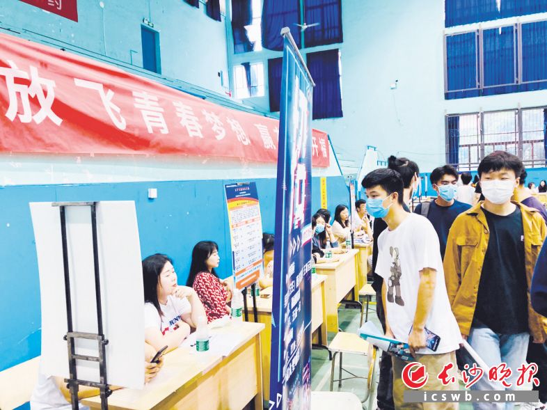 招聘现场,不少用人单位希望优先录用有实习或见习经验的毕业生。长沙晚报全媒体记者 李卓 摄