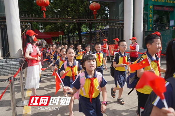 凤凰小学放学时排路队、唱文明礼仪歌。.jpg