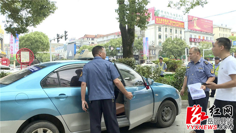 执法人员对出租车“野蛮驾驶”车主进行教育警告_副本.jpg