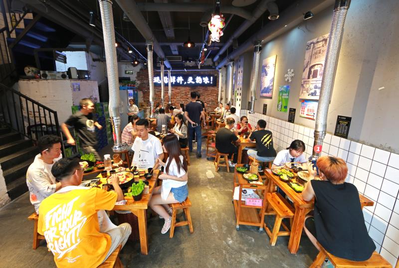 疫情后么拾烤肉店生意火爆如初