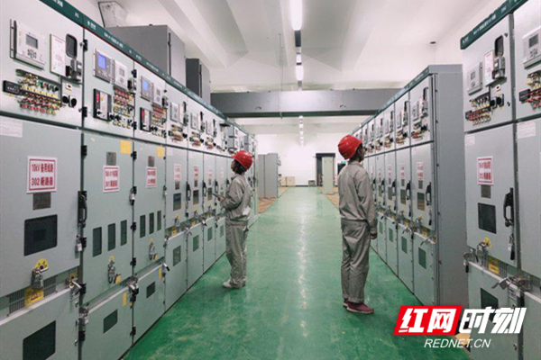 6 月 6 日 运行人员与厂家在长沙白田 220 千伏变电站新建工程主控室进行设备检查调试。.jpg